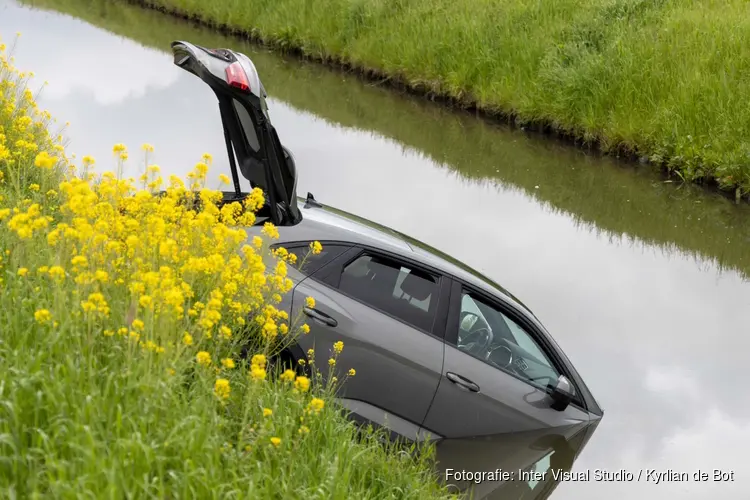 Auto te water gereden in Vijfhuizen
