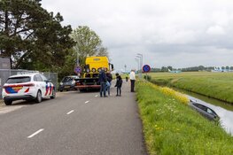 Auto te water gereden in Vijfhuizen