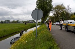 Auto te water gereden in Vijfhuizen