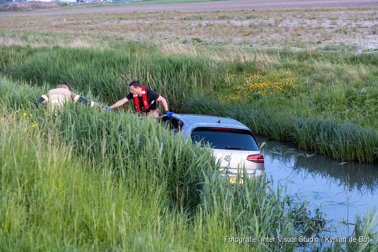 Auto te water bij afrit Badhoevedorp