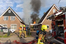 Uitslaande brand bij woning in Vijfhuizen