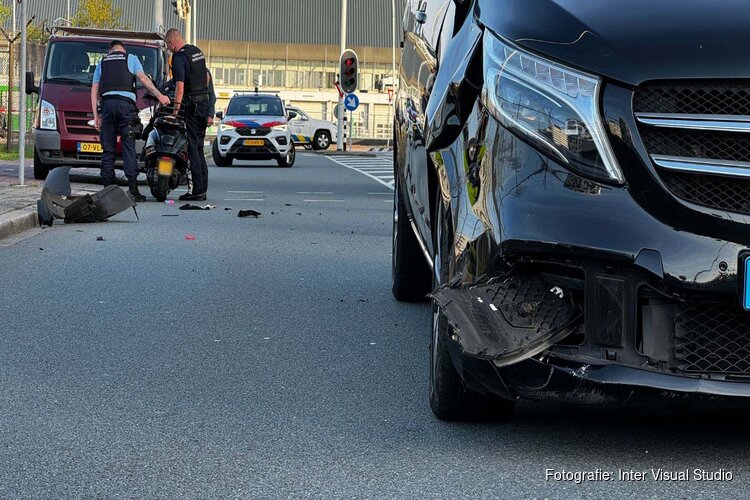 Twee gewonden bij botsing tussen scooter en taxi bij Schiphol