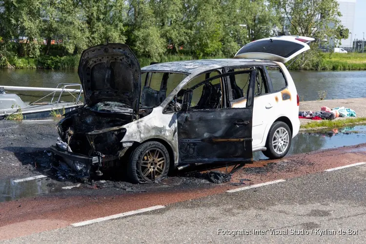 Auto totaal uitgebrand bij Vijfhuizen