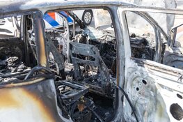 Auto totaal uitgebrand bij Vijfhuizen
