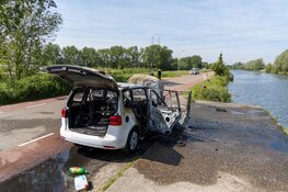 Auto totaal uitgebrand bij Vijfhuizen