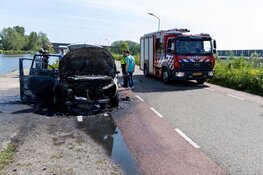 Auto totaal uitgebrand bij Vijfhuizen