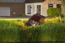 Auto van de weg geraakt en bijna de Hoofdvaart in bij Abbenes