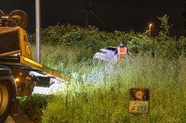 Dure Mercedes AMG raakt van de weg langs N207 bij Nieuw-Vennep