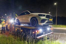 Dure Mercedes AMG raakt van de weg langs N207 bij Nieuw-Vennep