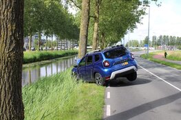 Auto tegen boom gereden op Hoofdweg in Hoofddorp