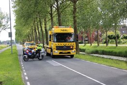 Auto tegen boom gereden op Hoofdweg in Hoofddorp