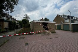 Vrachtwagen tegen gevel garageboxen gereden