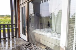 Veel schade door brand op terras van woning in Cruquius