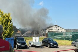 Grote brand in De Kwakel, rook van ver te zien
