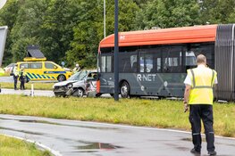 Auto op zijn kant na aanrijding met lijnbus