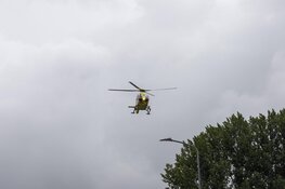 Auto op zijn kant na aanrijding met lijnbus