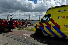 Zeilboot van scouting waait om, kinderen uit water gered