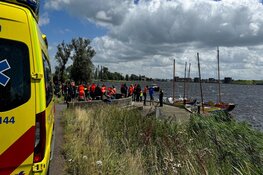 Zeilboot van scouting waait om, kinderen uit water gered