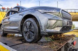 Gezin te water met auto in Hoofddorp