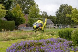 Auto op zijn zijkant bij ongeluk Badhoevedorp