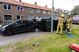 Auto op zijn zijkant bij ongeluk Badhoevedorp
