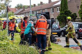 Auto op zijn zijkant bij ongeluk Badhoevedorp