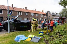 Auto op zijn zijkant bij ongeluk Badhoevedorp
