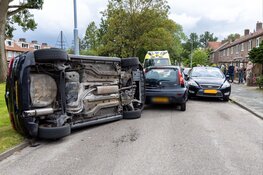 Auto op zijn zijkant bij ongeluk Badhoevedorp