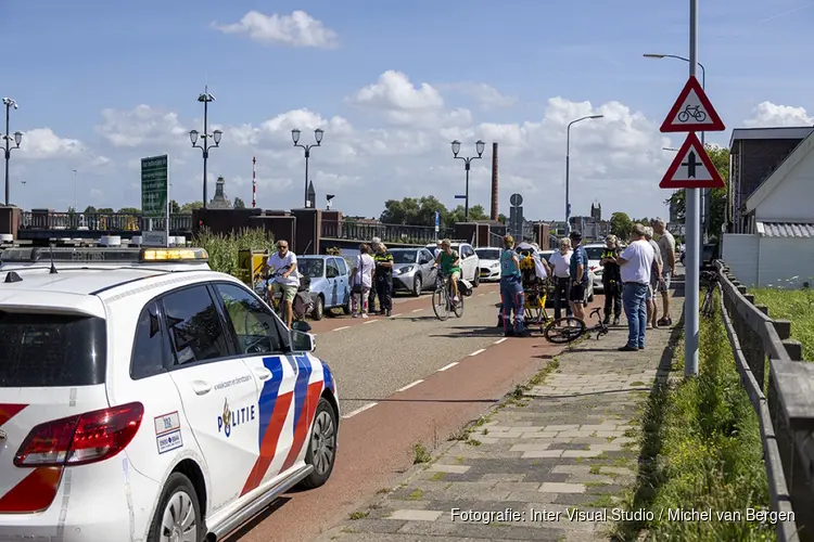 Wielrenner lelijk gewond na botsing met openslaande autodeur