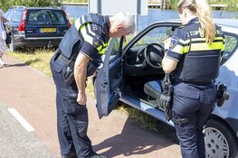 Wielrenner lelijk gewond na botsing met openslaande autodeur
