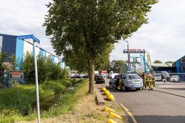 Auto vat vlam in Vijfhuizen, brandweer handelt snel