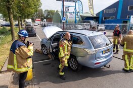 Auto vat vlam in Vijfhuizen, brandweer handelt snel