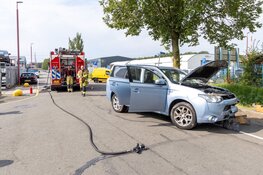Auto vat vlam in Vijfhuizen, brandweer handelt snel
