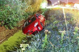 Auto in sloot gereden in De Kwakel