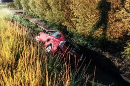 Auto in sloot gereden in De Kwakel