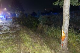 Automobilist crasht op Spoorlaan Nieuw-Vennep en eindigt in sloot