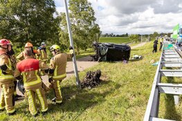 Motorblok vliegt uit auto bij ongeluk A9 thv Boesingheliede