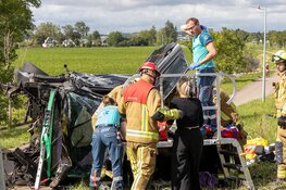 Motorblok vliegt uit auto bij ongeluk A9 thv Boesingheliede