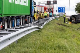 Motorblok vliegt uit auto bij ongeluk A9 thv Boesingheliede