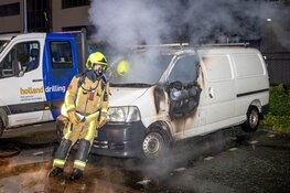 Busje uitgebrand achter hotel aan de Vuursteen in Hoofddorp