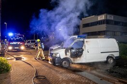 Busje uitgebrand achter hotel aan de Vuursteen in Hoofddorp