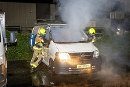 Busje uitgebrand achter hotel aan de Vuursteen in Hoofddorp