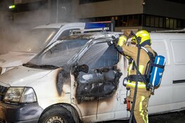 Busje uitgebrand achter hotel aan de Vuursteen in Hoofddorp