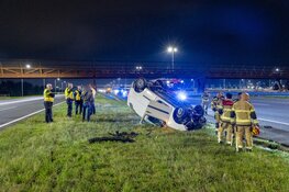 Busje belandt op z’n dak bij ongeluk op A4 bij Hoofddorp