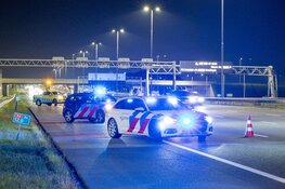 Busje belandt op z’n dak bij ongeluk op A4 bij Hoofddorp