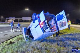 Busje belandt op z’n dak bij ongeluk op A4 bij Hoofddorp