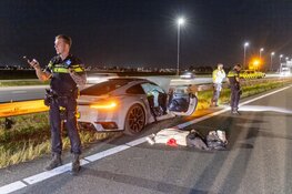 Peperdure Porsche total loss na aanrijding, bestuurder gevlucht