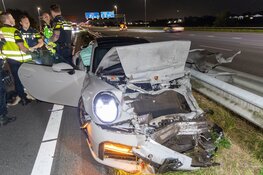 Peperdure Porsche total loss na aanrijding, bestuurder gevlucht