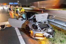 Peperdure Porsche total loss na aanrijding, bestuurder gevlucht