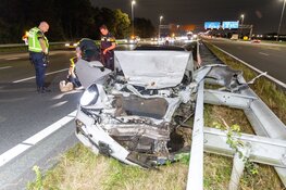 Peperdure Porsche total loss na aanrijding, bestuurder gevlucht